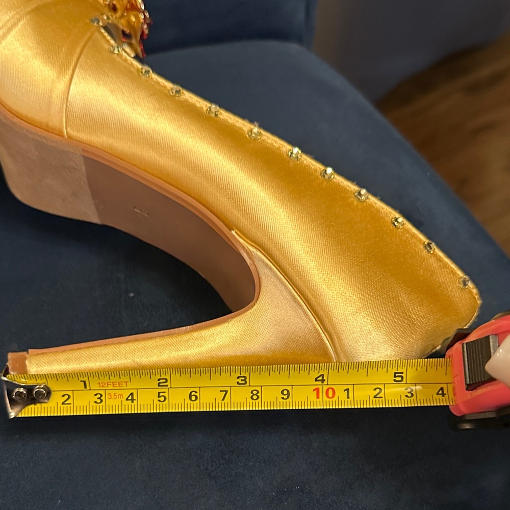 Stunning Gold Heels with Red Floral Accents - Picture 2 of 7